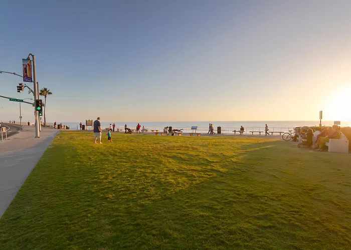 90 Walk Score, Steps To Beach, Dining